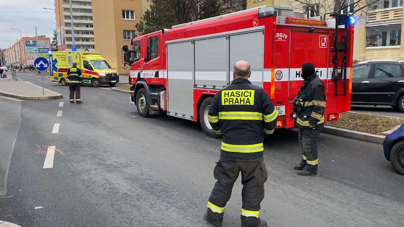 Hasiči na sídlišti v pražské Písnici likvidovali požár rodinného domu